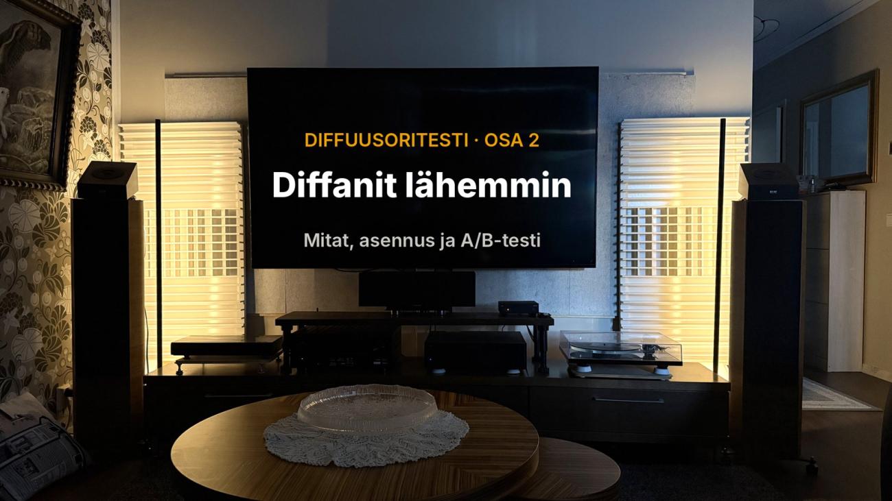 Kaksi valaistua Diffan Air -diffuusoria olohuoneen kotiteatterissa televisio ja lattiakaiuttimet välissä.